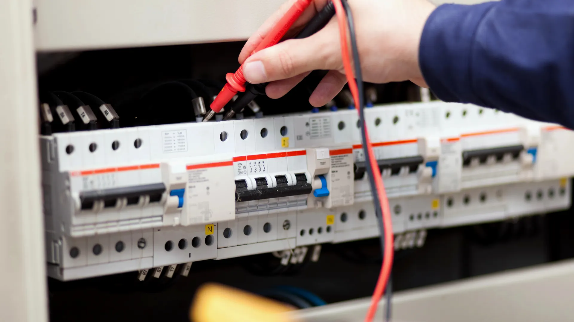 Électricien professionnel en intervention à Nanterre